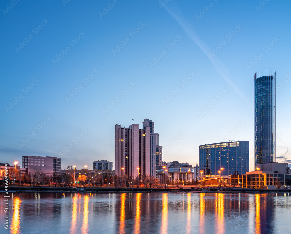 Fototapeta premium Evening on a pond in the center of the city