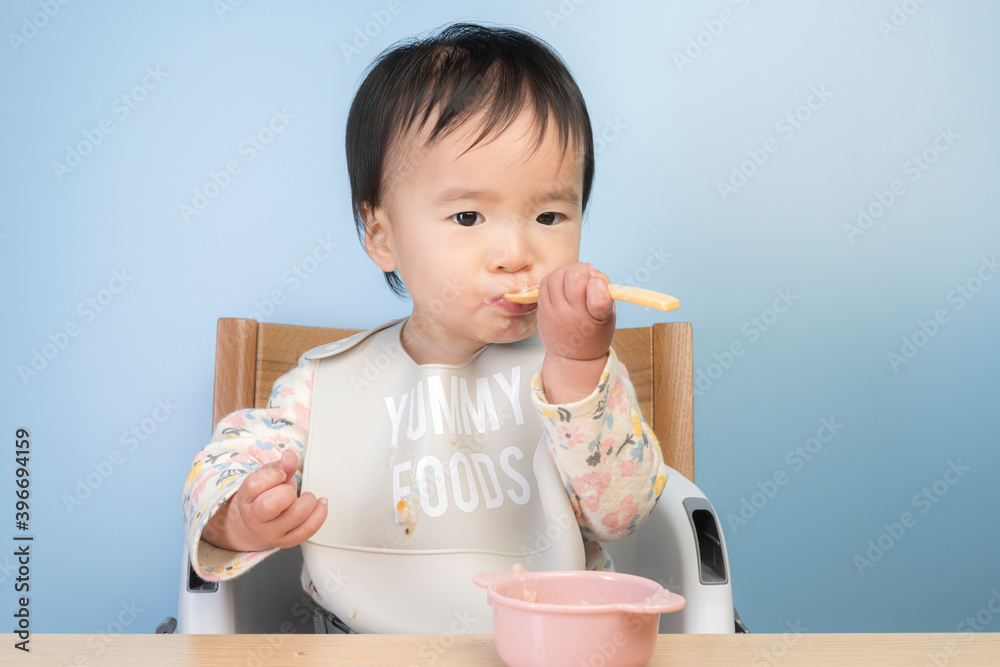 ベビーフードを食べる赤ちゃん