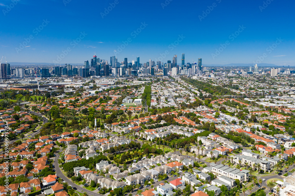 Obraz premium Aerial photo of Melbourne CBD and luxury homes
