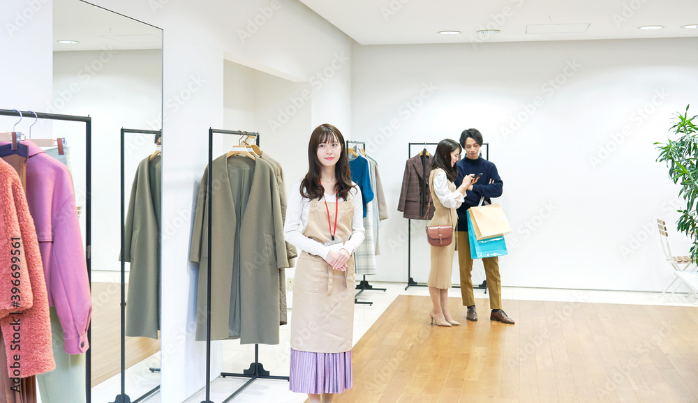 笑顔のアパレル店員 笑顔のアパレル店員