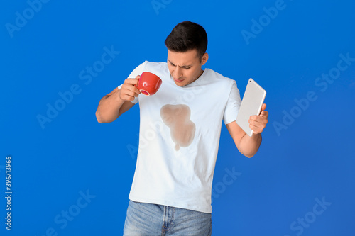 Stressed young man with cof...