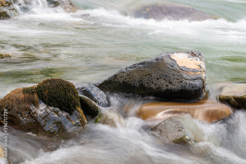 Obraz na płótnie Rocky stream running water of mountain river w salonie