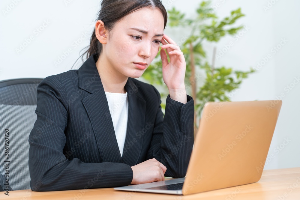 パソコンを操作するアジア人女性