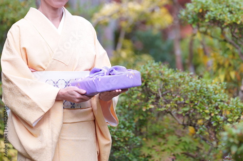 Foto 風呂敷包みを持った着物姿の日本人女性　お歳暮・お年賀