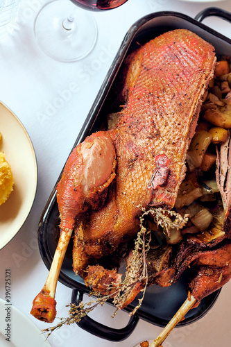 Gänsebraten knusprig zu Weihnachten zum Essen festlich zubereitet photo