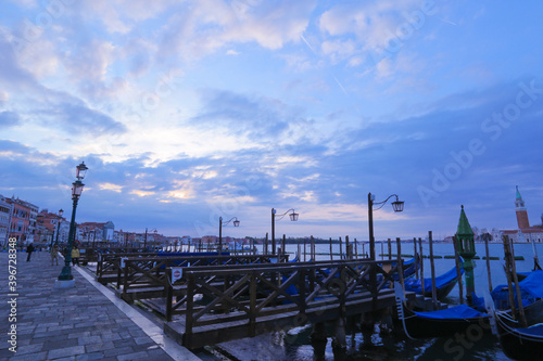 夜明けのヴェネツィアの桟橋とゴンドラ