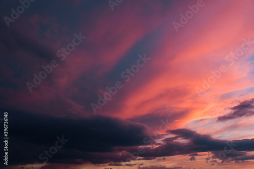 Fototapeta Naklejka Na Ścianę i Meble -  un ciel de couleurs chaudes avec un coucher de soleil.