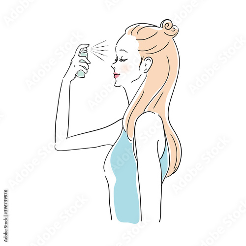顔にスプレーをかける女性　