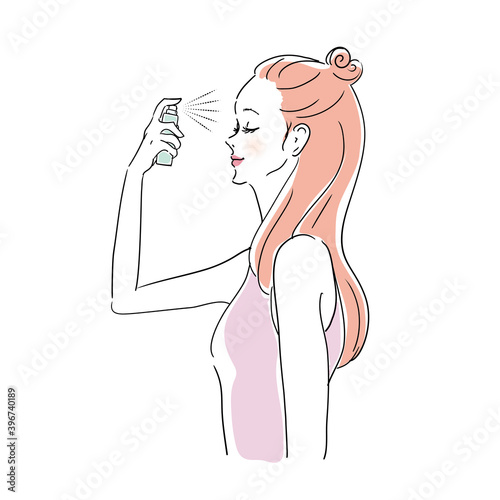 顔にスプレーをかける女性　