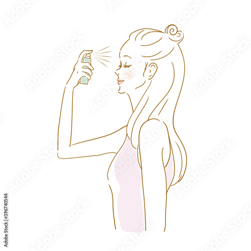 顔にスプレーをかける女性　