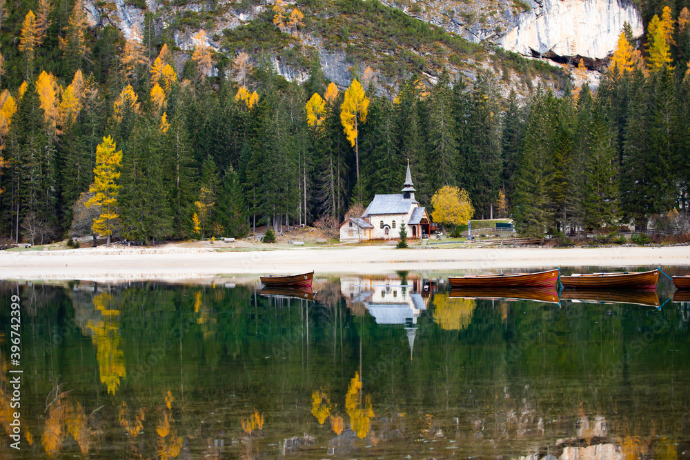 Lago de Braies in beautiful autumn colors.