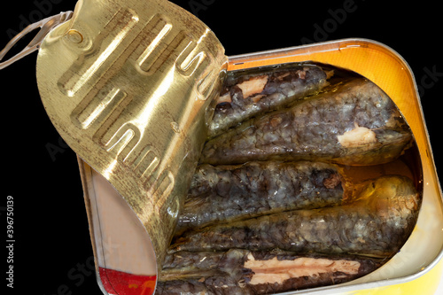 Boîte de sardines ouverte sur fond noir