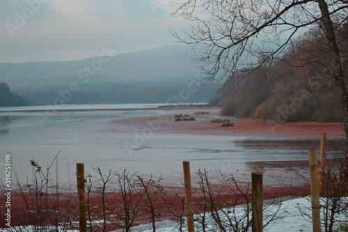 Lac du Malsaucy en hiver, coucher de soleil sur le lac, crépuscule sur le lac, Territoire de Belfort photo
