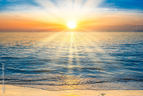 Fototapeta Naklejka Na Ścianę i Meble -  Sea sunset with sunset sun on sunset clouds
