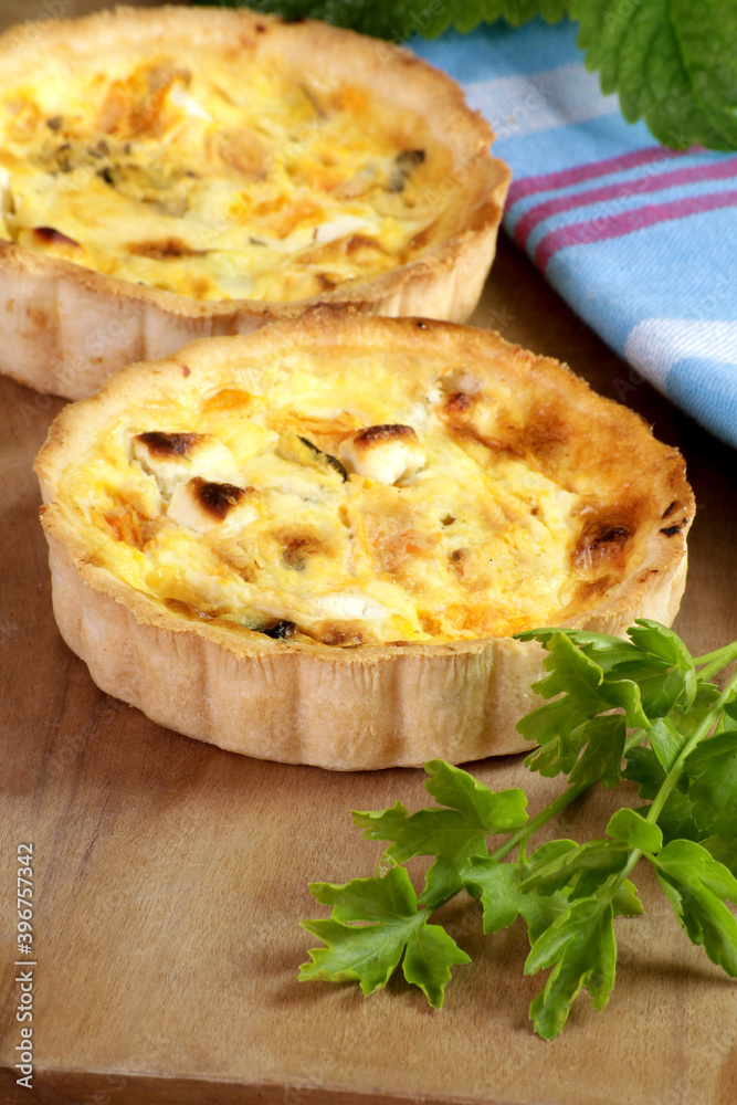 petite quiche au fromage de chèvre sur une table en bois petite quiche au fromage de chèvre sur une table en bois