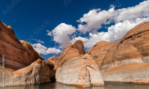 RED ROCKS ON LAKE