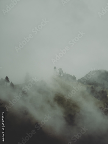 Eglise de Jamnik dans le brouillard