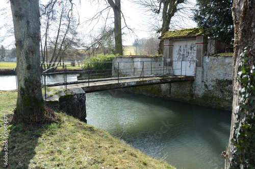 Petit pont au dessus de l'eau