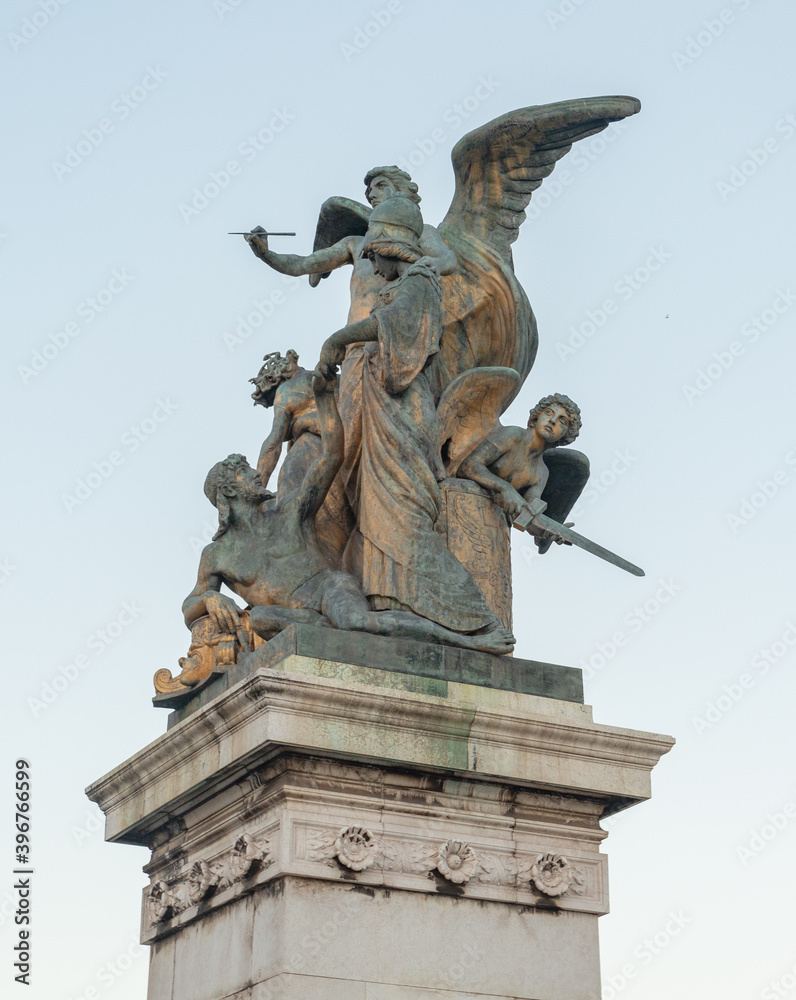 Statua del pensiero scolpiti da Giulio Monteverde nel monumento a Vittorio Emanuele II. Piazza Venezia, Roma