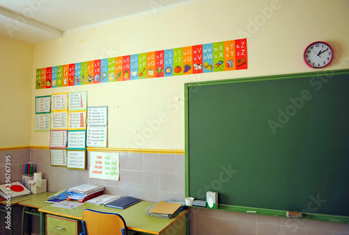 Pizarra y mesa de profesor en una escuela pública de primaria photo