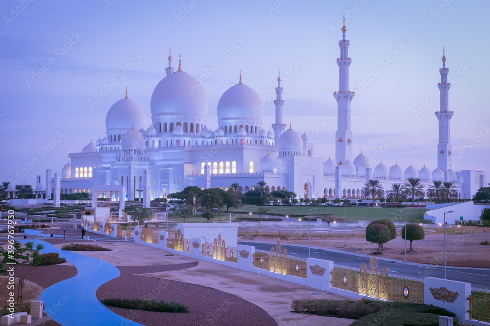 Naklejka premium sheikh zayed grand mosque in abu dhabi, united arab emirates