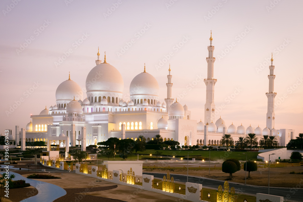 Obraz premium sheikh zayed grand mosque in abu dhabi, united arab emirates