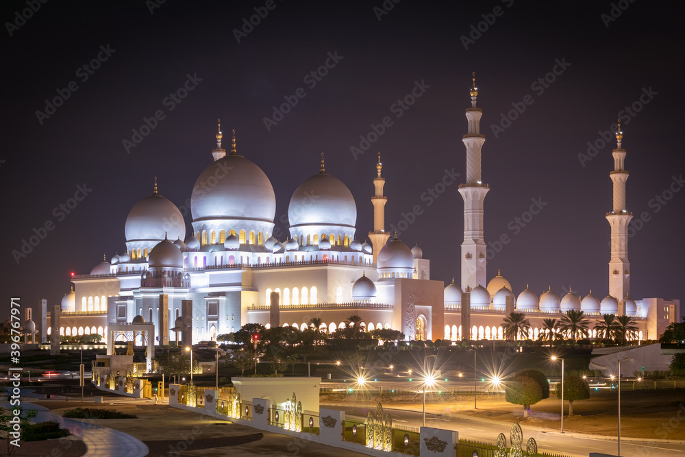 Obraz premium sheikh zayed grand mosque in abu dhabi, united arab emirates