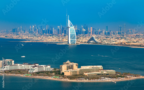 Obraz na płótnie DUBAI,UNITED ARAB EMIRATES-MARCH 2, 2016: Dubai center and luxury hotels on Jumeirah beach,Dubai,United Arab Emirates w salonie