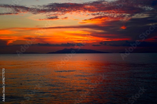 Tramonto rosso sul mare © Florian