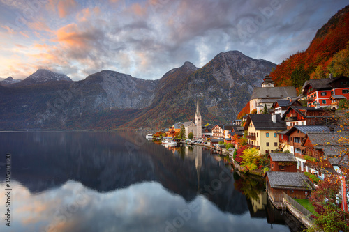 Obraz na płótnie Hallstatt, Austria. Cityscape image of iconic alpine village Hallstatt at dramatic autumn sunrise. w salonie