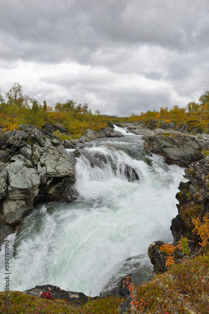 Auf der Wildnisstraße (schwedisch Vildmarksvägen) entlang der Schwedisch-norwegischen Grenze
Auf der Wildnisstraße (schwedisch Vildmarksvägen) entlang der Schwedisch-norwegischen Grenze