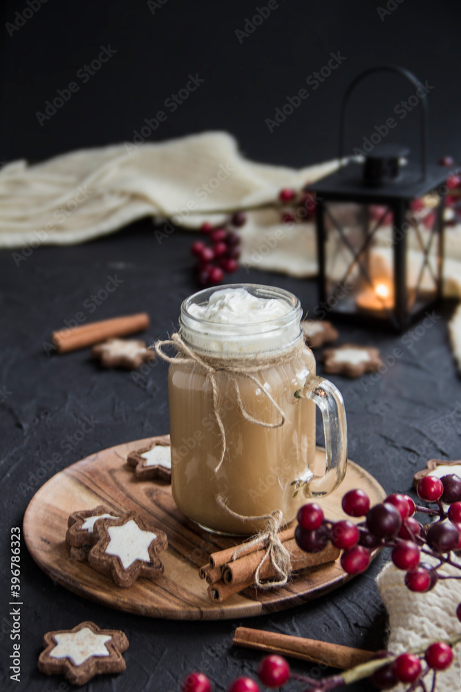 Obraz premium Pumpkin spiced latte or coffee in a cup on a turquoise vintage background. Autumn, fall, or winter hot drink. Cozy breakfast or snack.