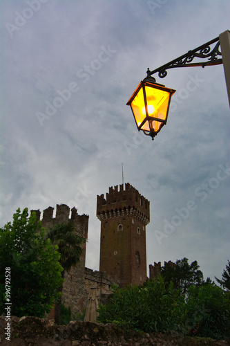 Laterne mit alter Ruine in Italien