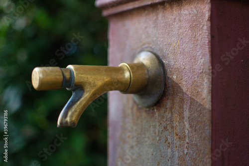 Bronze Wasserhahn alt und abgegriffen