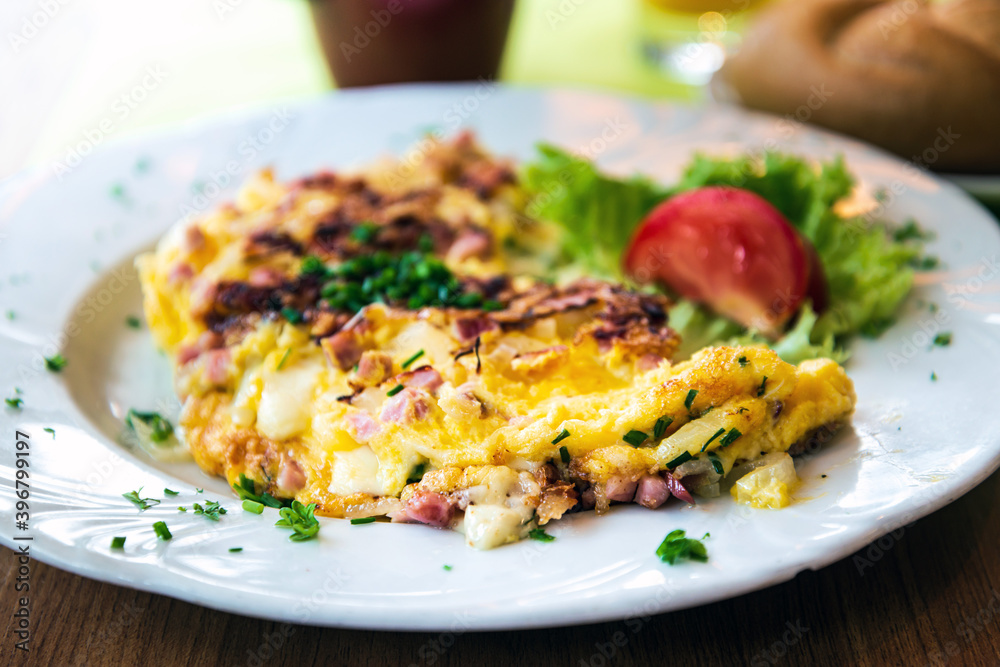 Omelet with ham, tomato and green salad Omelet with ham, tomato and green salad