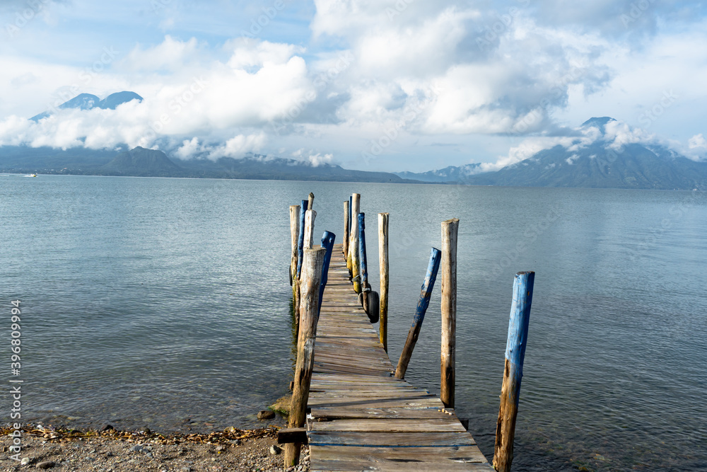 Lago Atitlán Guatemala, muelle de madera.