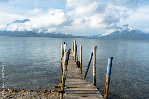 Lago Atitlán Guatemala, muelle de madera.