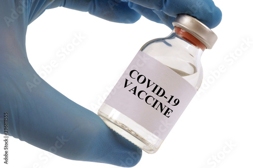 Concept de flacon de vaccin contre le covid-19 sur fond blanc photo