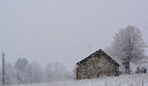 una abbondante nevicata sulla casa di Babbo Natale photo