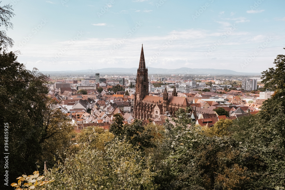 Sonniges Panorama von Freiburg in Baden Württemberg, Deutschland
