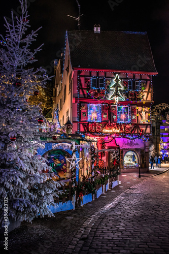 Konstfotografi Colmar center at Christmas illuminated and decorated at night