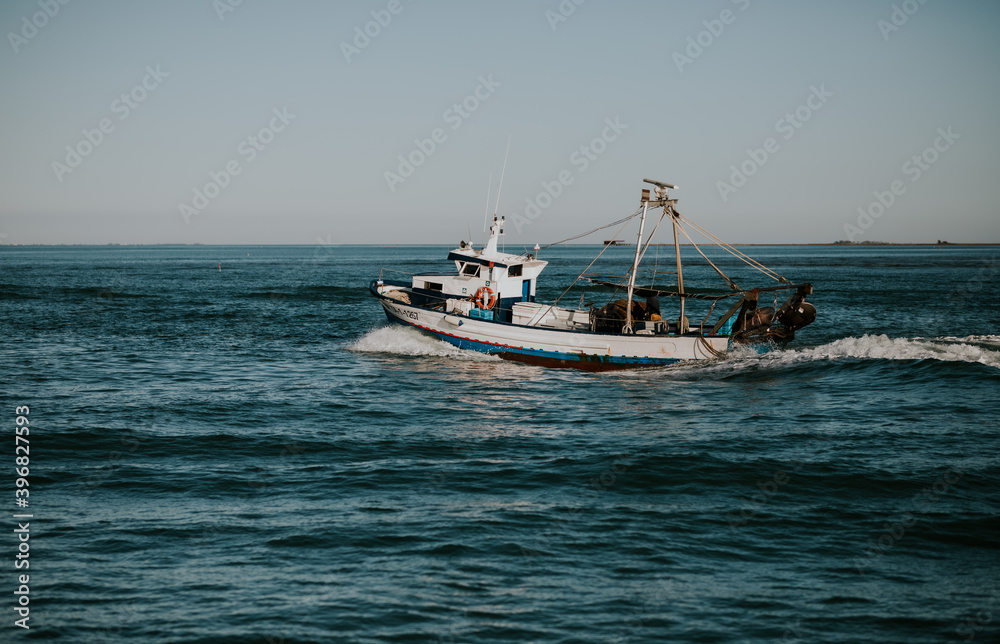 Obraz premium Barco de pesca. Navegando
