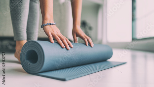Joga w domu aktywny tryb życia kobieta toczenia matę do ćwiczeń w salonie na poranne medytacje Joga transparent tło.