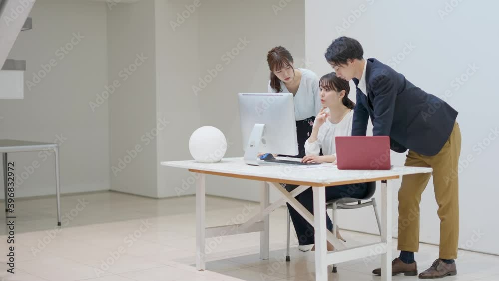 意見交換をする若い男女 意見交換をする若い男女