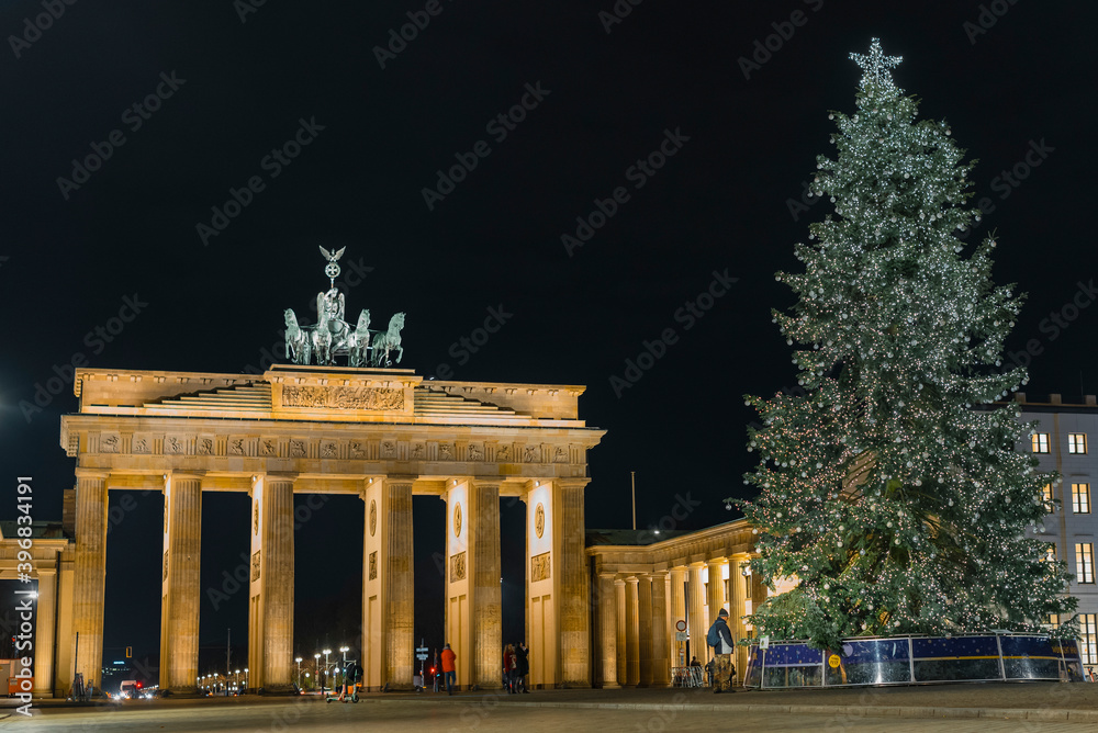 Fototapeta premium Christmas Tree on brandenburg gate in berlin, christmas tree in front of the brandenburg gate