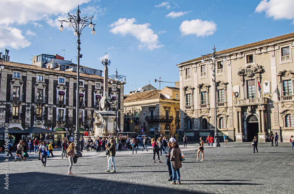Obraz premium A lot of people on the main square in Catania, Italy