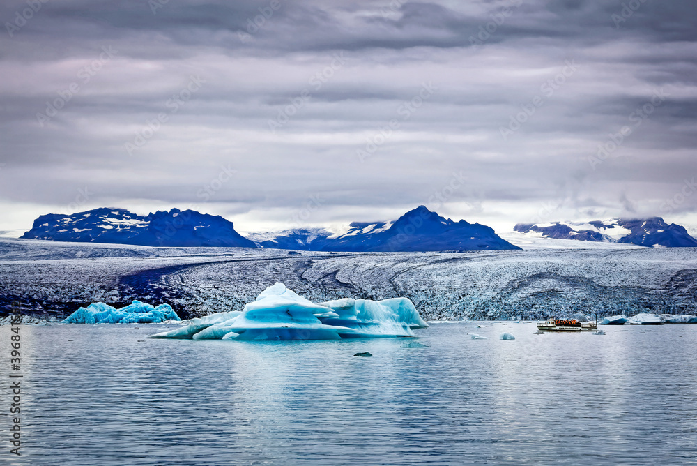 Icebergs in Jökulsárlón Glacier Lagoon