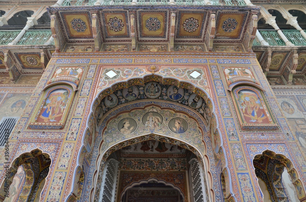 A hidden jewel offside the touristic trails: the city of Bikaner with its wonderfully painted houses