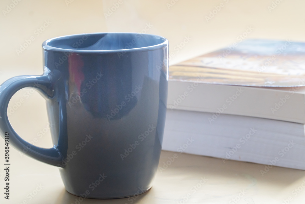 Obraz premium Coffee or tea with books in the background to give a relaxing feeling .