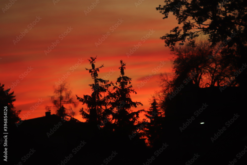 czerwone  chmury  zachodu  słońca  nad  miastem - obrazy, fototapety, plakaty 